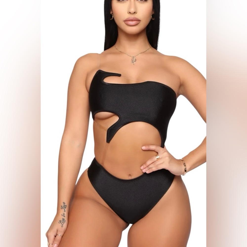 Fashion Nova - Cut You Off Bodysuit - Women’s Size: XS - Color: Black - NEW!!